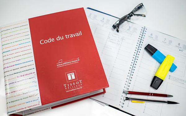 Das Foto zeigt ein Buch mit dem Titel Code du travail